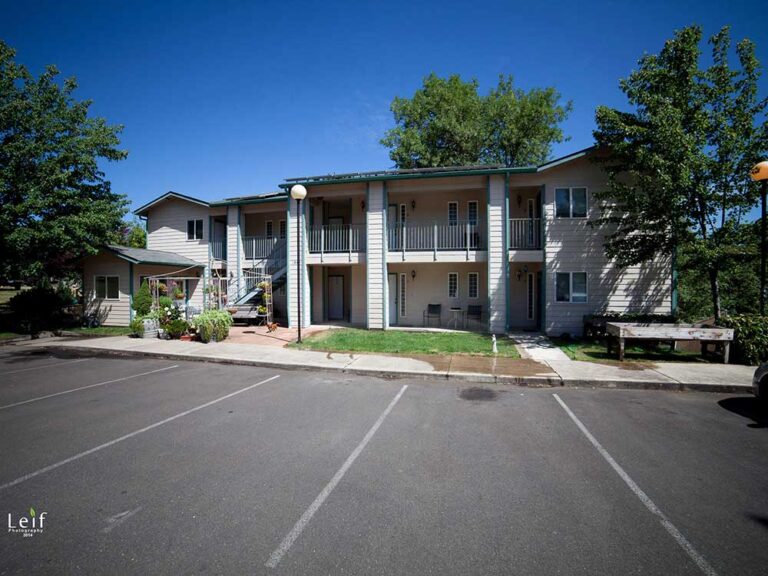 Diamond Court Apartments in Roseburg, Oregon